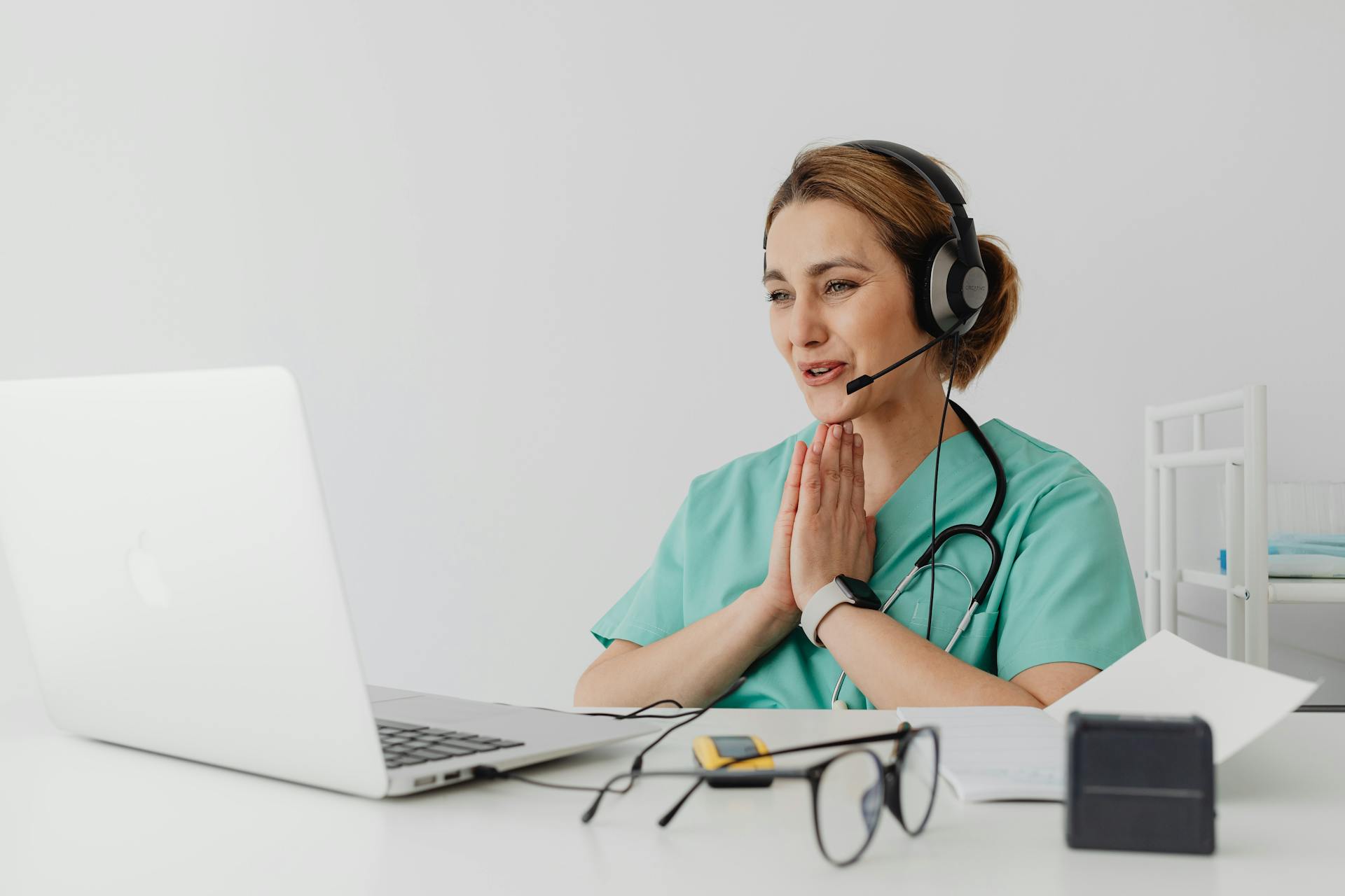 doctor-using-a-laptop-to-see-a-patient