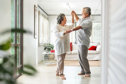 ol couple dancing