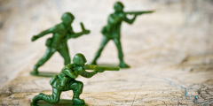 toy soldiers fighting
